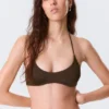 Top de bikini minimalista con cuello halter – Marrón oscuro Top de bikini minimalista con cuello halter – Marrón oscuro
