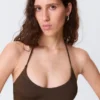 Top de bikini minimalista con cuello halter – Marrón oscuro Top de bikini minimalista con cuello halter – Marrón oscuro