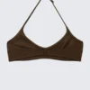 Top de bikini minimalista con cuello halter – Marrón oscuro Top de bikini minimalista con cuello halter – Marrón oscuro