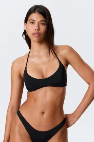 Top de bikini minimalista con cuello halter – Negro