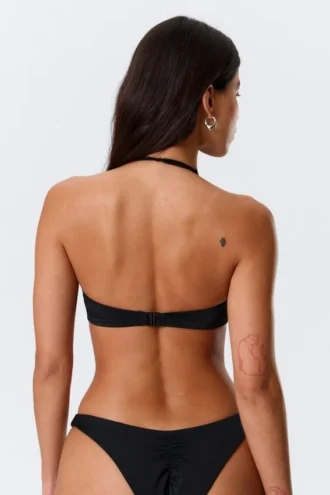 Top de bikini minimalista con cuello halter – Negro