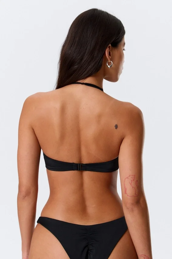 Top de bikini minimalista con cuello halter – Negro Top de bikini minimalista con cuello halter – Negro