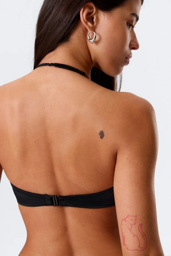 Top de bikini minimalista con cuello halter – Negro Top de bikini minimalista con cuello halter – Negro