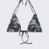 Top de bikini triangular con cuello halter estampado – Negro/Azul – Periódico/Llama