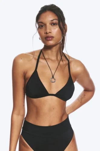 Top de bikini triangular con cuello halter y escote redondeado – Negro
