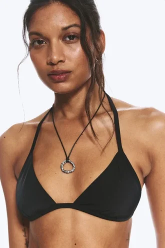 Top de bikini triangular con cuello halter y escote redondeado – Negro