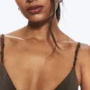 Top de bikini triangular con nudos – Dark Mole Top de bikini triangular con nudos – Dark Mole
