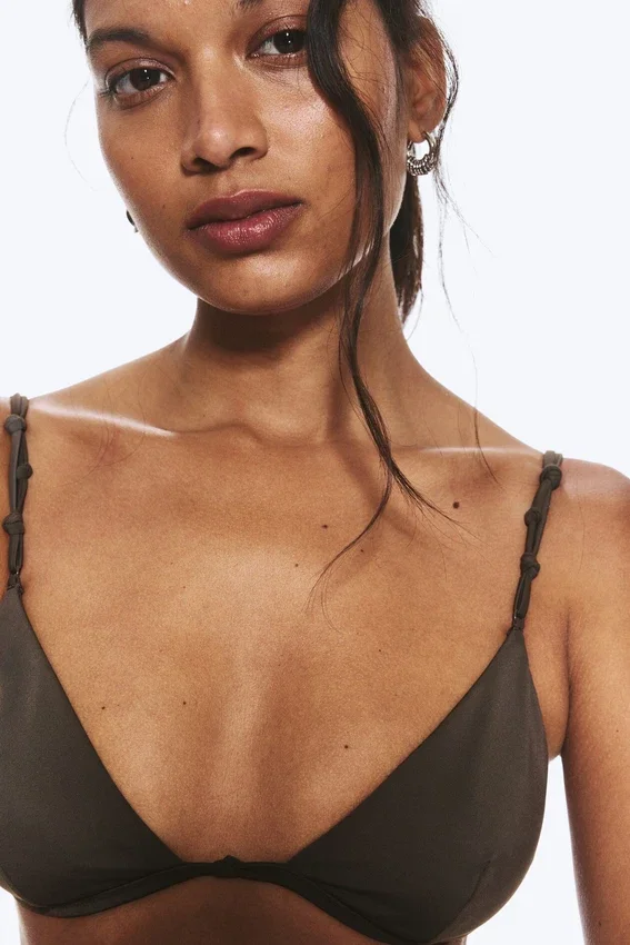 Top de bikini triangular con nudos – Dark Mole Top de bikini triangular con nudos – Dark Mole