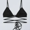 Top de bikini triangular cruzado – Negro Top de bikini triangular cruzado – Negro