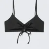 Top de bikini triangular fruncido – Negro