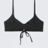 Top de bikini triangular fruncido – Negro