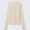 Top de cuello alto y manga larga de corte ajustado – Beige