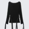 Top de cuello barco con detalle de ojales de punto – Negro Top de cuello barco con detalle de ojales de punto – Negro