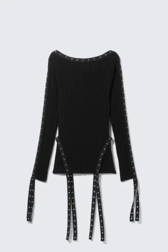 Top de cuello barco con detalle de ojales de punto – Negro
