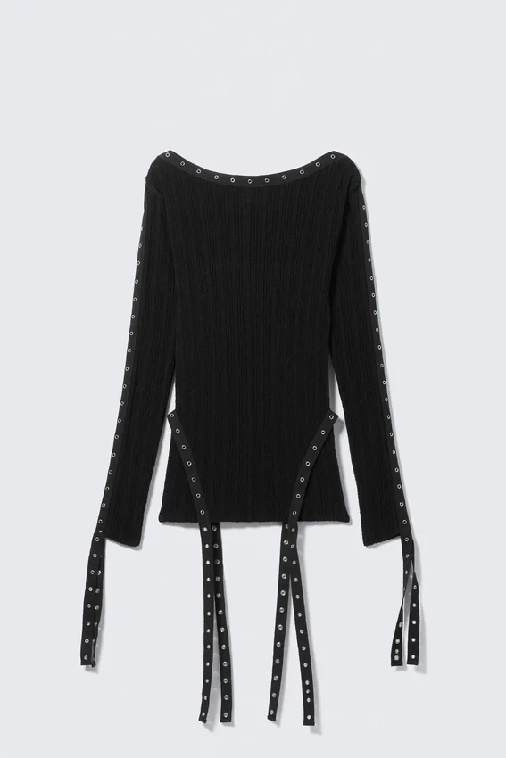 Top de cuello barco con detalle de ojales de punto – Negro Top de cuello barco con detalle de ojales de punto – Negro