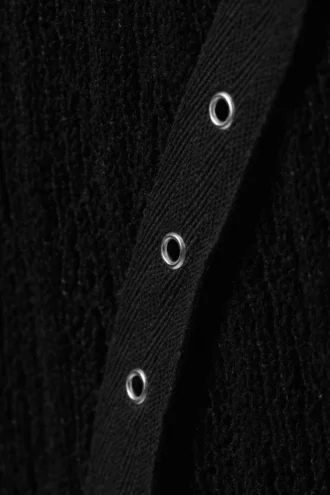 Top de cuello barco con detalle de ojales de punto – Negro