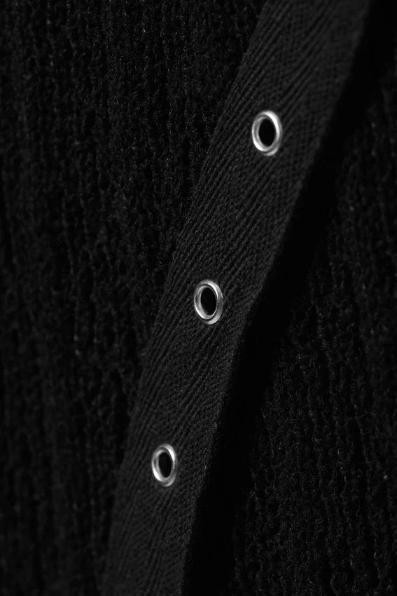 Top de cuello barco con detalle de ojales de punto – Negro Top de cuello barco con detalle de ojales de punto – Negro