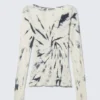 Top de cuello barco, manga larga y corte entallado con estampado – Blanco tie-dye Top de cuello barco, manga larga y corte entallado con estampado – Blanco tie-dye
