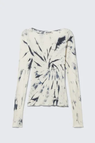 Top de cuello barco, manga larga y corte entallado con estampado – Blanco tie-dye