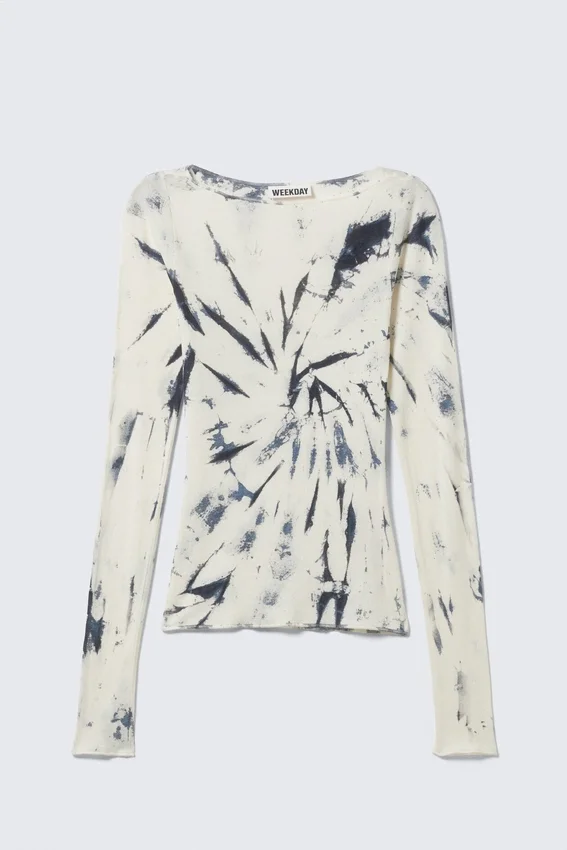 Top de cuello barco, manga larga y corte entallado con estampado – Blanco tie-dye Top de cuello barco, manga larga y corte entallado con estampado – Blanco tie-dye