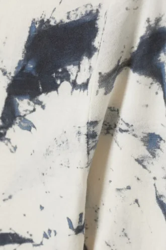 Top de cuello barco, manga larga y corte entallado con estampado – Blanco tie-dye