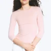 Top de cuello redondo y manga tres cuartos – Melocotón claro empolvado Top de cuello redondo y manga tres cuartos – Melocotón claro empolvado