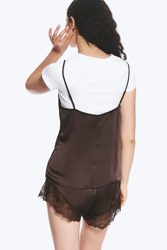 Top de encaje satinado – Marrón oscuro Top de encaje satinado – Marrón oscuro