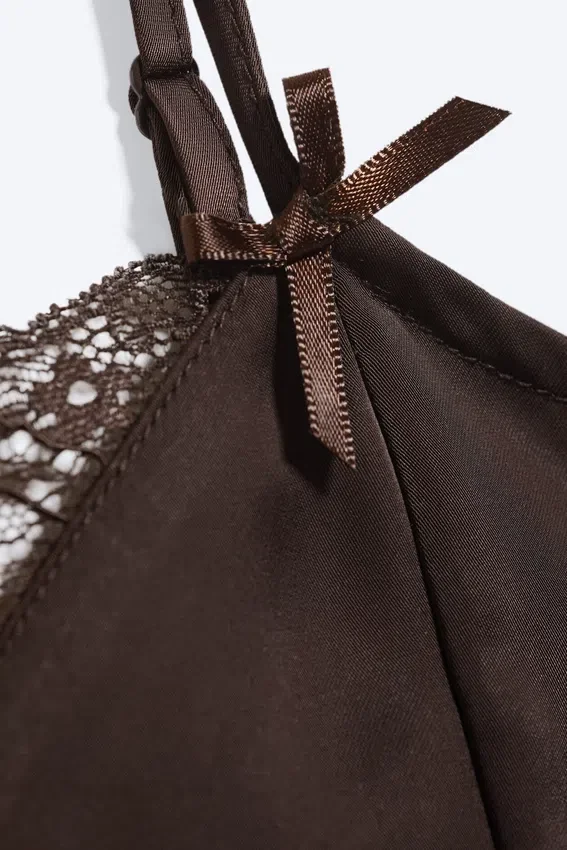 Top de encaje satinado – Marrón oscuro Top de encaje satinado – Marrón oscuro