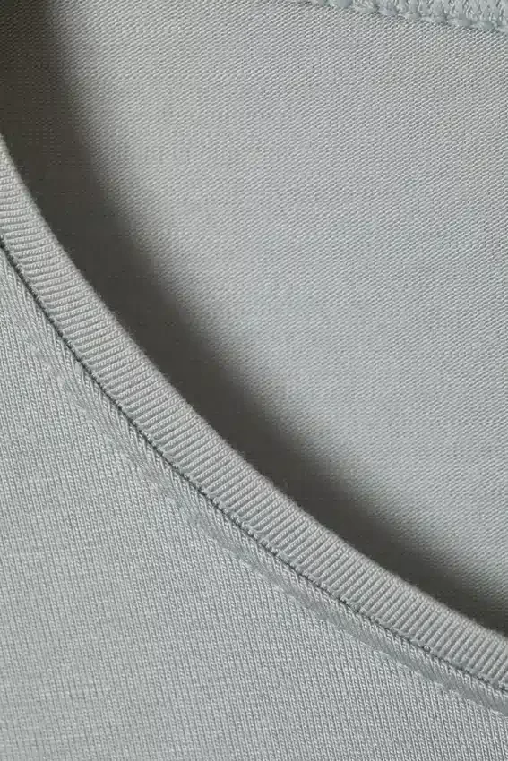 Top de lyocell de manga larga y corte ajustado – Azul claro-grisáceo Top de lyocell de manga larga y corte ajustado – Azul claro-grisáceo