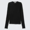 Top de lyocell de manga larga y corte entallado – Negro Top de lyocell de manga larga y corte entallado – Negro