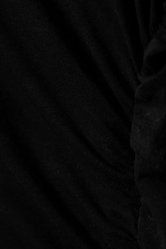 Top de lyocell drapeado de corte ajustado – Negro Top de lyocell drapeado de corte ajustado – Negro