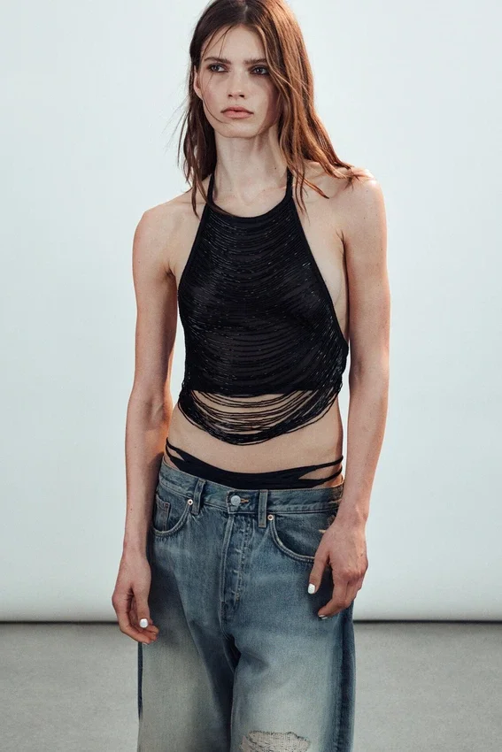 Top de malla con cuello halter y pedrería – Negro Top de malla con cuello halter y pedrería – Negro