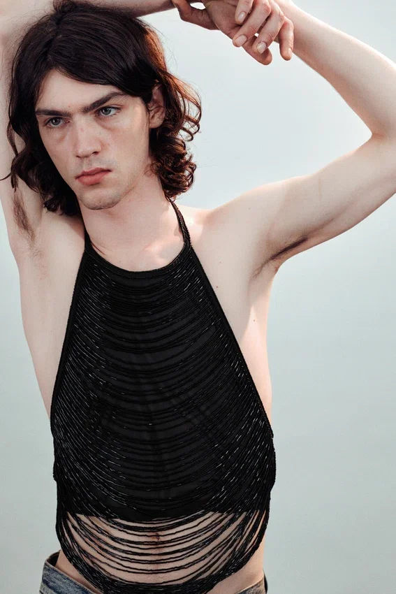Top de malla con cuello halter y pedrería – Negro Top de malla con cuello halter y pedrería – Negro