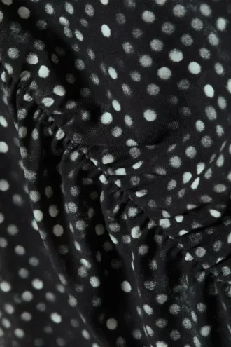 Top de malla estampada con fruncidos – Lunares negros