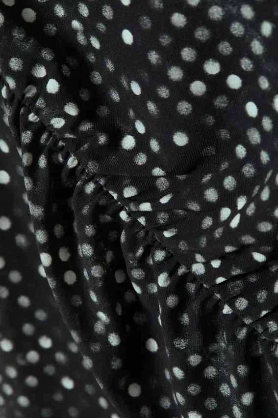 Top de malla estampada con fruncidos – Lunares negros Top de malla estampada con fruncidos – Lunares negros