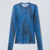 Top de malla estampado de manga larga – Azul brillante – Trazos negros Top de malla estampado de manga larga – Azul brillante – Trazos negros