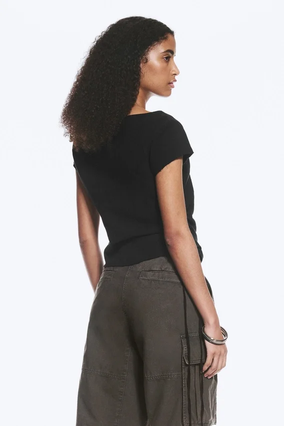 Top de manga corta con fruncidos – Negro Top de manga corta con fruncidos – Negro