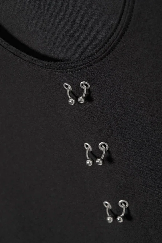 Top de manga larga con aberturas – Negro Top de manga larga con aberturas – Negro