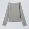 Top de manga larga con cuello barco y bordes sin rematar – Gris empolvado Top de manga larga con cuello barco y bordes sin rematar – Gris empolvado