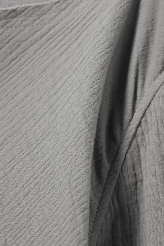 Top de manga larga con cuello barco y bordes sin rematar – Gris empolvado