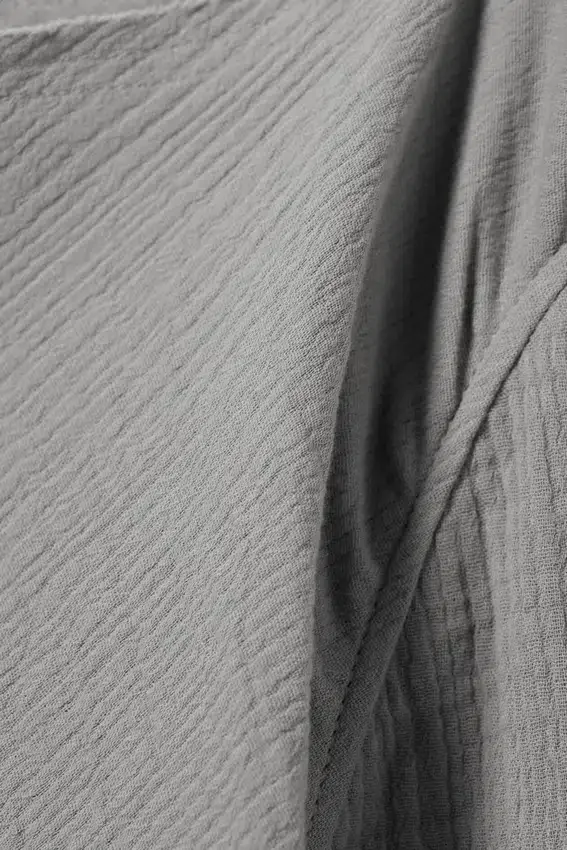 Top de manga larga con cuello barco y bordes sin rematar – Gris empolvado Top de manga larga con cuello barco y bordes sin rematar – Gris empolvado