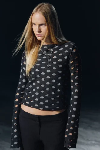 Top de manga larga con cuello barco y efecto desgastado – Gris oscuro