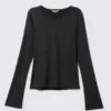 Top de manga larga con cuello en V – Negro Top de manga larga con cuello en V – Negro