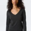 Top de manga larga con cuello en V – Negro lavado Top de manga larga con cuello en V – Negro lavado