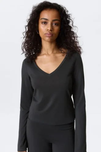 Top de manga larga con cuello en V – Negro lavado Top de manga larga con cuello en V – Negro lavado