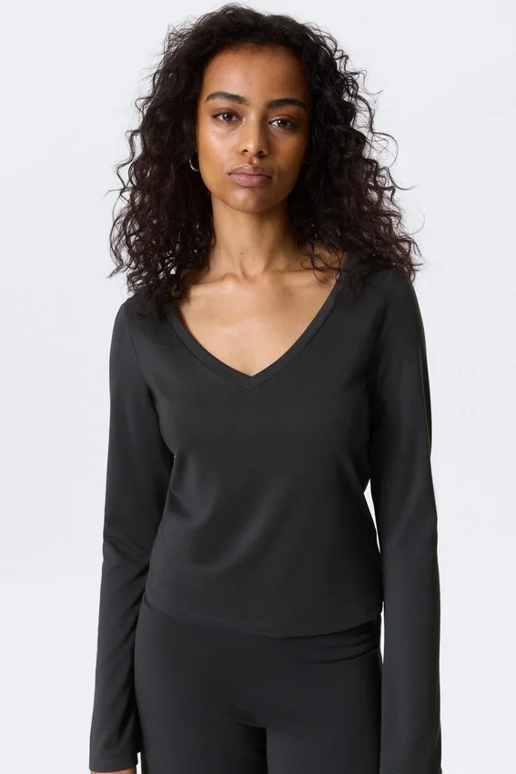 Top de manga larga con cuello en V – Negro lavado Top de manga larga con cuello en V – Negro lavado