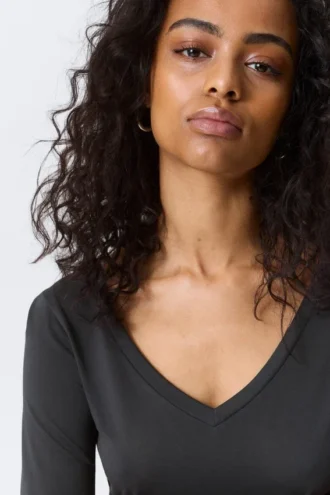 Top de manga larga con cuello en V – Negro lavado Top de manga larga con cuello en V – Negro lavado