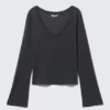 Top de manga larga con cuello en V – Negro lavado Top de manga larga con cuello en V – Negro lavado