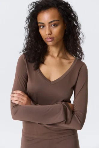Top de manga larga con cuello en V – Washed Mole Top de manga larga con cuello en V – Washed Mole
