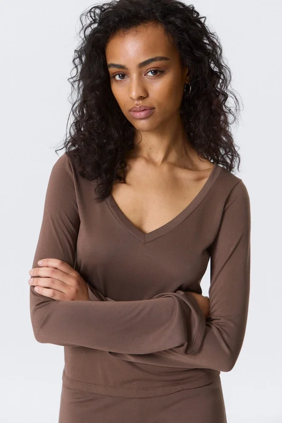 Top de manga larga con cuello en V – Washed Mole Top de manga larga con cuello en V – Washed Mole